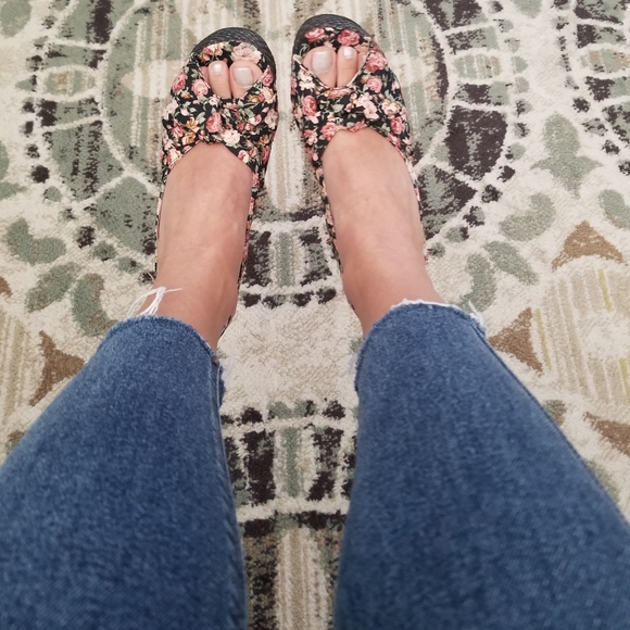 Lovely People Floral Peep-toe Wedge NWOT - Picture 3 of 6